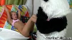 Adolescente fetichista follando con su panda